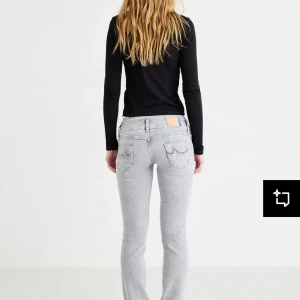 LTB-grå jeans med låg midja - Säljer ett par ljusgrå jeans från LTB med klassisk femficksdesign och bootcut passform. Jeansen har low midja och är tillverkade i mjukt denimtyg. 