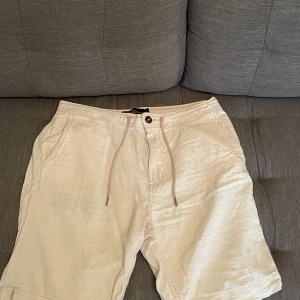 Linneshorts  - Linneshorts i storlek S skick 8/10. Hör av er vid mer frågor eller bilder pris kan diskuteras