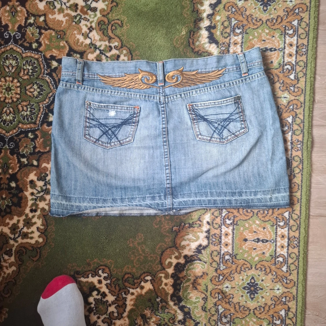 Jeanskjol med broderi och fickor - 1