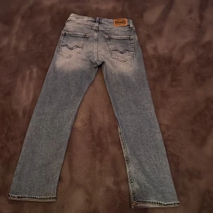 Replay ljusblå jeans straight fit - Säljer ett par ljusblå jeans från Replay. Ett par jeans i väldigt bra skick. Pris kan diskuteras.