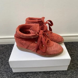 Isabel Marant Bobby - Isabel Marant Bobby sneakers i färgen röd/orange. Storlek 39. Kommer med originalbox, köpta på Vestiaire men säljaren tejpade runt hela boxen…