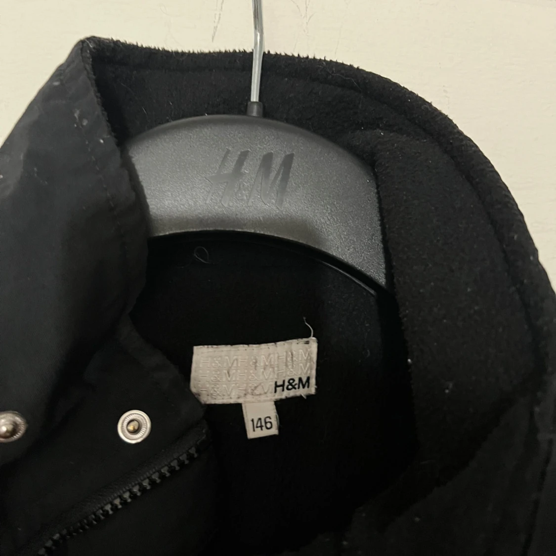 Svart vinterjacka från H&M med reflexdetaljer - 1