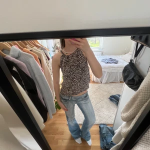 Leopard topp - Söt leopard topp från neo noir. I mycket bra skick (den är bara avklippt där nere, går att sy upp men inget som märks) 🩷