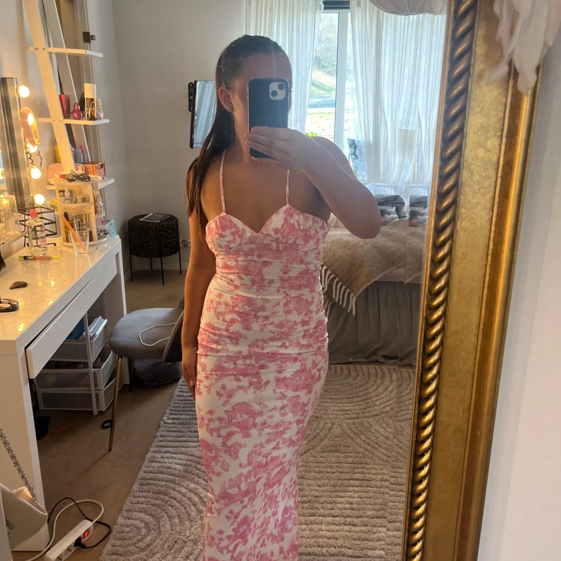 Rosa och vit långklänning