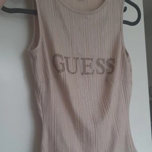Topp från guess - Så fin åtsittande glittrig topp från Guess använd 1 gång i storlek S, tryck gärna på köp nu☺