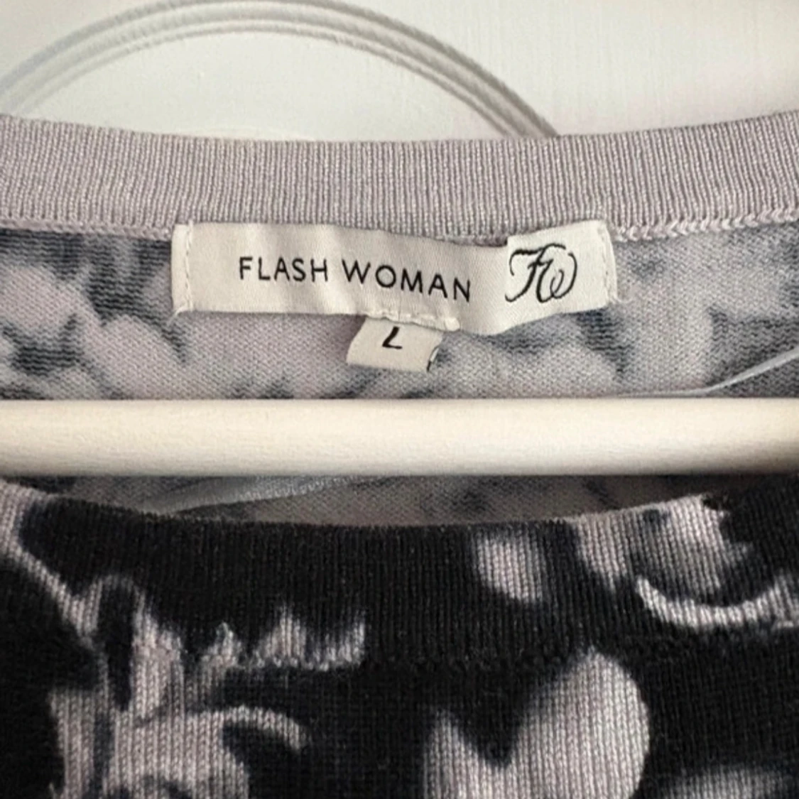 Svartvit blommig klänning från Flash Woman - 1