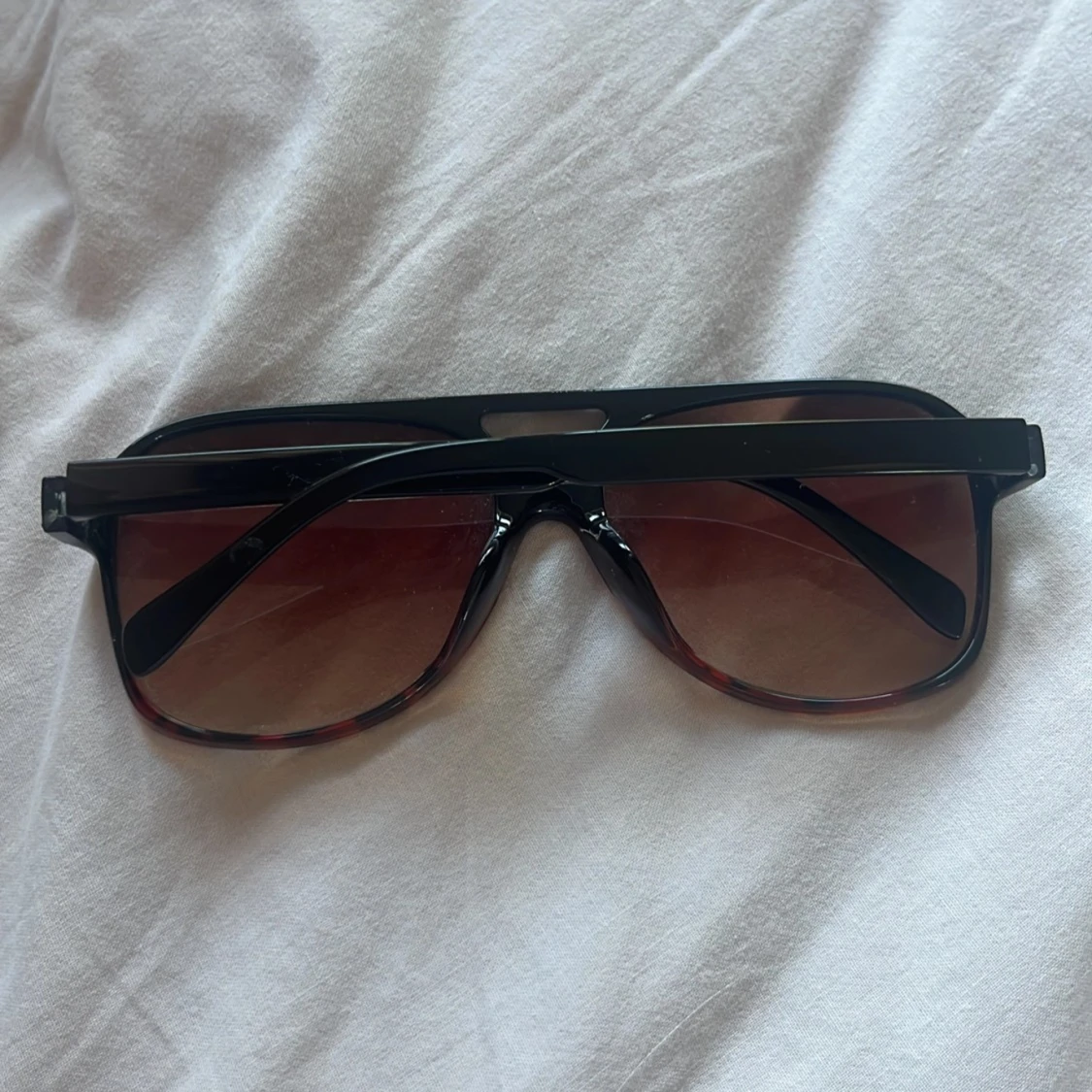 Svarta solglasögon med bruna linser - 90