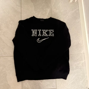 Svart sweatshirt från Nike - Hoodie som passar både tjejer och killar, den passar även storlek S.
