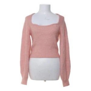 Ljusrosa ribbad tröja med fyrkantig ringning - Säljer en ljusrosa ribbad tröja med lång ärm och fyrkantig ringning.