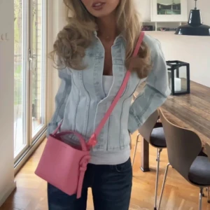 Jeansjacka - Så fin viral helt slutsåld från hm!! Så fin som vårjacka eller topp inomhus🩷🩷🙌🏻 (lånade bilder men exakt lika dan!