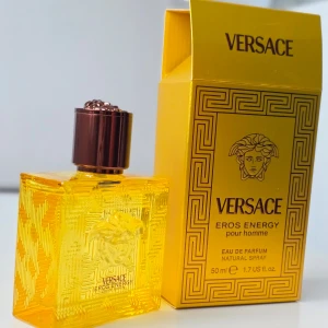 Versace Eros Energy pour homme Eau de Parfum 50ml - Versace Eros Energy pour homme är en exklusiv herrparfym, endast test sprutat. Pris -550kr