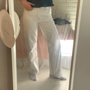 Vita raka jeansbyxor - Säljer ett par vita jeansbyxor med rak passform och hög midja. Perfekta att styla med en enkel topp eller hoodie. Så snygga verkligen året runt🤍🤍🤍köpta på sellpy men är i jättefint skick verkligen!