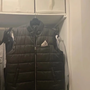 John Henric väst - John Henric väst i mycket bra skick, storlek L men passar även M skulle jag säga!. Västen har inga skador eller liknande. Lappen i bröstfickan medföljer ej. Skriv vid funderingar!