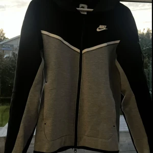Nike tech fleece grå/svart  - Säljer min tech då jag inte använder den alls längre. Inga deffekter på tröjan. Storlek XS/S,  Priset kan diskuteras vid snabb affär! 😁🤩