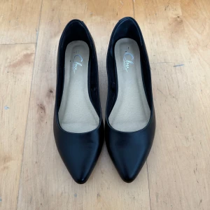 Skor med liten klack Clou - Skor Clou köpta på Skopukten för 399kr. Storlek 37. Använda två gånger. Säljer då dem är för stora. Små märken (se bild) från att ha stött i marken finns men inget som syns mycket eller stör funktionen. Spetsiga fram, liten klack på strax under 3 cm. Finns fler bilder, fråga vid intresse!