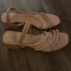 Rosa/ beiga sandaler - Säljer ett par rosa beiga sandaler med en bredare klack. Använd 1-2 gånger❣️
