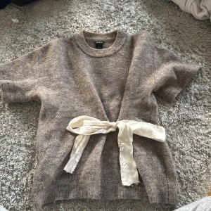 Beige stickad tröja med knytband - Gullig mjuk tröja, originellt från Lindex men har sytt upp ärmarna och siden band som går att knyta till en rosett och justera själv💗