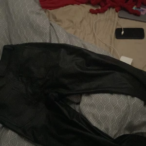 Svarta vida byxor från H&M - Säljer ett par svarta byxor från H&M med vid passform. Byxorna har klassisk femficksdesign och stängs med dragkedja och knapp. Perfekta för dig som gillar en loose och bekväm stil.