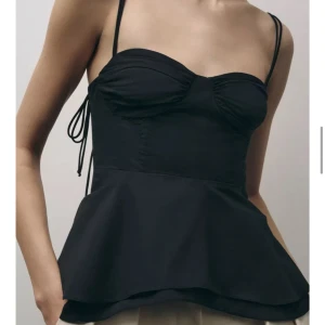 Zara  topp - helt ny svart zara topp, aldrig använd med prislappen kvar!  Perfekt till sommaren och passar till många olika outfits.🩷