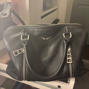 Zadig väska  - Zadig väska, den större modellen. Nyskick, inga defekter alls. Dustbagen har jag kvar. Klicka gärna köp direkt eller skicka ett annat pris till mig så kan vi se vad vi kan lösa