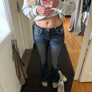 Mörkblåa jeans - Superfina mörkblåa jeans från märket Grace. Jag är 168 för referens, passar mig bra i längd och bredd, är en strl S i byxor. Kom gärna med prisförslag 💕