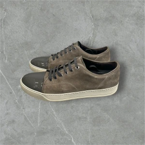 Lanvin Cap Toe Grå UK11  - Grå mocka och glansig cap toe - sparsamt använda och i bra skick - storlek UK11 (passar 45-46)  - nypris ~5000kr - enbart skorna medföljer - hör av dig vid frågor!