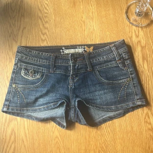 Lågmidjade jeansshorts - Säljer mina jättesnygga lågmidjade shorts med ascoola bakfickor. Det står storlek 10 på lappen men jag skulle säga att de är storlek XS/S. De passar mig som brukar ha storlek S. 💗