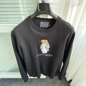 Svart tröja med björn från Ralph Lauren - Säljer en svart tröja från Ralph Lauren storlek S.