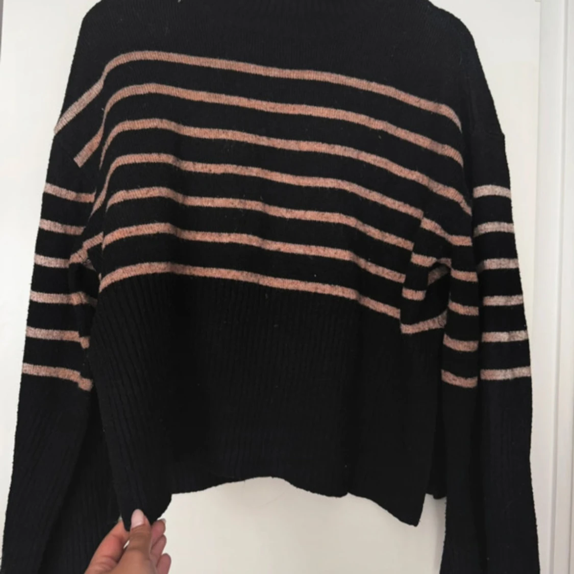 Svart stickad tröja med beige ränder