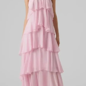 Ljusrosa volangklänning med flera lager - Säljer denna klänning från Vero Moda k storlek M men passar mig som har S i vanliga fall. Använd 1 gång💕