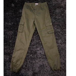 Olivgröna cargopants från Madlady - Snygga olivgröna cargopants från Madlady. Storlek XXS men stora i storleken så passar S-M. 
