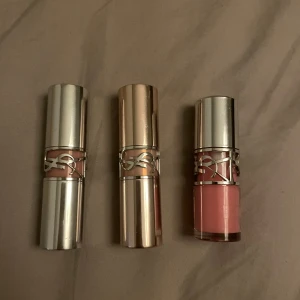 YSL Loveshine läppstift och läppglans  - Säljer två YSL Loveshine läppstift i nyanserna 204 (nude/brun) och Candy Glow 18 (ljusrosa), samt ett YSL läppglans i en mjuk rosa. Inte mycket använda, läppglansen nästan omvänt eftersom jag ej såg att det var plump innan jag köpte. 250 kr/st. alla köpta runt 500