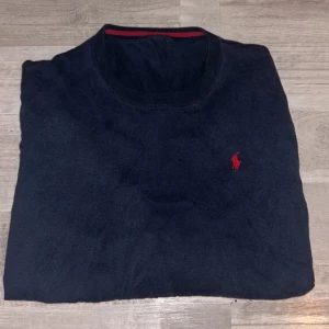 Ralph lauren - Säljer denna ralph lauren tröja för 250kr. Priset går att förhandla. Tröjan är i storlek xs men kan även passa i storlek s. Tröjan är andvänd ett fåtal gånger. Tveka inte med att höra av dig vid funderingar.