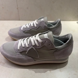 Philippe Model trainers - Philippe model trainers till salu! | storlek: 43 | skick: 10/10 helt nya! | pris: 1399:- Retail: 3000kr+ | medföljer: bara skor! | kontakta mig privat vid köp av dessa skor eller några funderingar! 😁