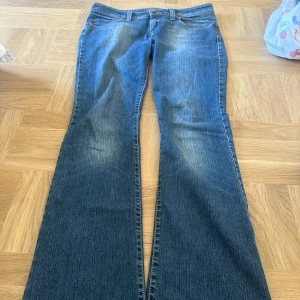Blå bootcut jeans  - Perfekta lågmidjade bootcut jeans!!🥹🩷 midjemått ca43, innerbenslängden 79🩷