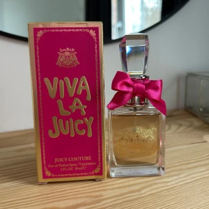 Viva La Juicy Eau de Parfum 30ml - Viva La Juicy parfym från Juicy Couture i en elegant glasflaska med en kristalliknande kork och en rosa rosett. Har endast testat några spray så den är i princip ny🌸Från mars, har förvarats mörkt & svalt!