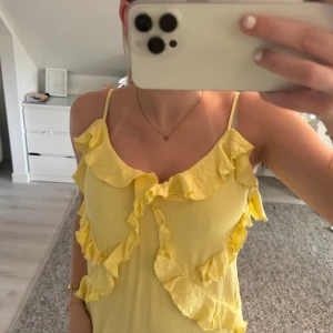 Gul volangklänning - Super söt gul klänning använt 1 gång!!💛💛💛