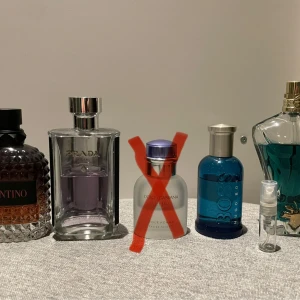 Bundle på 1 ml samples av billiga sommarparfymer - Bundeln innehåller följande 1ml samples: Valentino Born in Roma Coral Fantasy, Prada l’homme edt, Hugo Boss Bottled Pacific och JPG le beau edt. Alla våra samples är helt nya så de är i mycket bra skick, de är också gjorda i glas. Totalt 4 ml parfym.