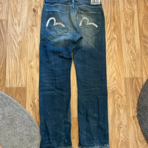Evisu x puma jeans - Säljer då mina fina sköna evisu jeans då dem inte kommet till användning nåt mer. Väldigt snygg färg. Inga synliga deffekter än vad man ser på bilden. Måtten är, midja tvärs över 44 cm innerbenslängd 83,5, längden från midjan och ner till benöppningen är 109, och benöppningen är 22cm😁 pris går såklart att diskuteras vid snabb affär!