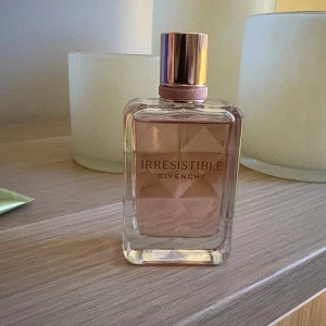 Givenchy parfym irresistible very floral - Givenchy parfym 50ml irresistible very floral. Använd några gånger knappt en månad gammal