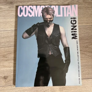 Ateez - Cosmopolitian koreansk tidning, med Ateez. Tidningen innehåller bilder på gruppen, sen övrigt om mode, smink mm. Kommer även med ett kort på ateez. Sök på tidningen för mer information av innehåll. Tidningen har vart inramad så är i gott skick!🤍