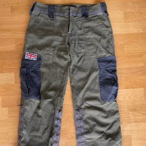 Militärgröna byxor med fickor - Passar perfekt i längd på mig som är 154, saknar även två knappar (se bild 4)🙏🏼