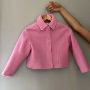 Rosa sett från Zara - Såååå sött sett med en tröja och en matschande rosa kjol från Zara! De är perfekta att ha på en fest både under sommar och vinter!                                      Nypris var 800kr och den har bara används 1 gång därav priset men jag är öppen för prisförslag!💕