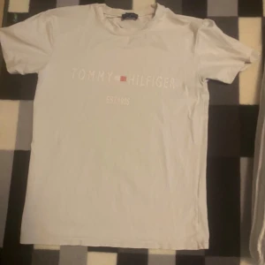 Vit t-shirt från Tommy Hilfiger - Tjena, säljer en vit Tommy hilfiger tröja i bra skick och knappast andvänd, storlek M. Fraktas