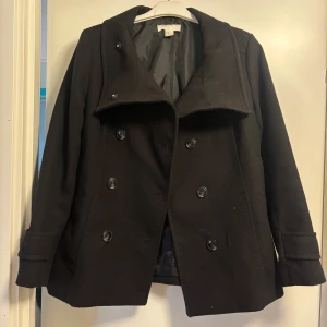 Svart kappa från H&M - Super fin kappa från h&m. aldrig använd men har inga lappar kvar. skriv privat om du har några frågor 💞 