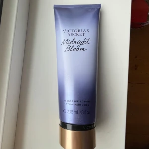 Victoria's Secret Midnight Bloom lotion - En lyxig body lotion från Victoria's Secret i doften Midnight Bloom.  236 ml. Den borde vara relativt full då jag använt den typ två gånger.