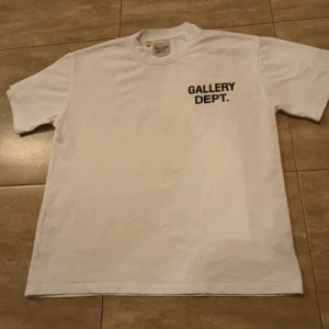 Vit t-shirt från Gallery Dept. - Vit t-shirt från Gallery Dept. Storlek S, den är helt ny, bara testad. Meddela gärna om du är intresserad.