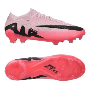 Rosa Nike fotbollsskor - Snygga rosa Nike fotbollsskor med svarta detaljer och snörning. Skorna har en modern design med en svart Nike-logga och texten 'AIR' på sidan. Perfekta för fotbollsplanen med en tight passform.