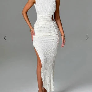 Vit långklänning med öppen rygg - Supersnygg vit långklänning med tight passform och öppen rygg. Köpt från Babyboo för ett tag sedan för 1800kr med frakt. Har aldrig använt den, etiketten finns kvar också. 