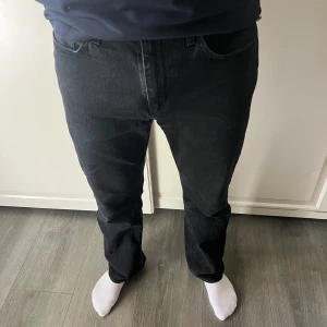 Svarta Levi's 527 jeans W32 L32 - Svarta Levi's 527 jeans W32 L32 i bra skick. Jeansen sitter egentligen lite lösare än vad de gör på bilderna då storleken blivit för liten (därav de säljs).
